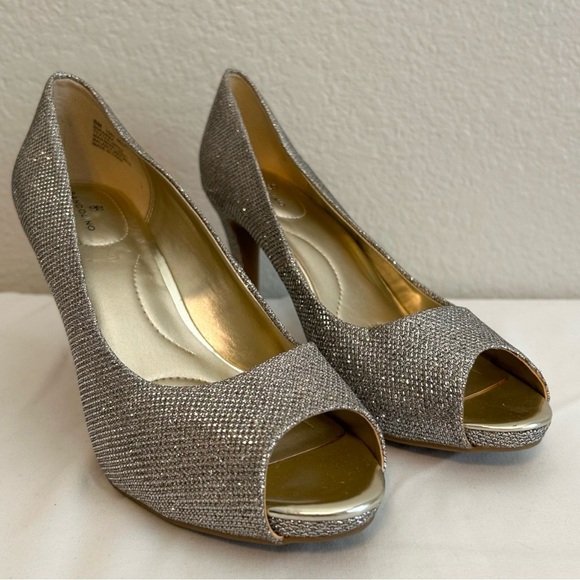 Bandolino Women’s Silver Sparkle Rainaa Peep Toe Gold Metallic Heels, Size 8 - Picture 7 of 8